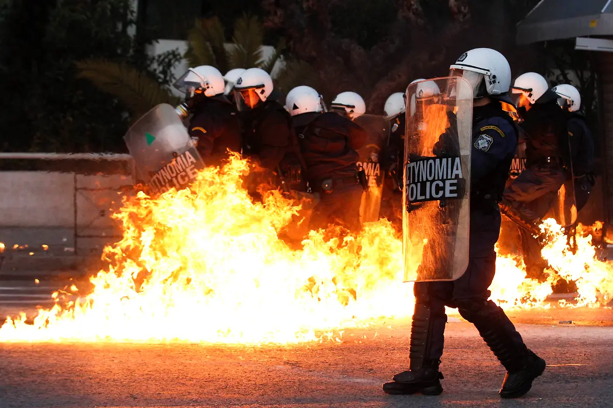2012-02-12T222215Z-01-KAR10-RTRMDNP-3-GREECE-PROTEST-JPG2598248812409096976