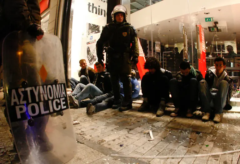 2012-02-12T234457Z-01-KAR13-RTRMDNP-3-GREECE-JPG6137909862223059511