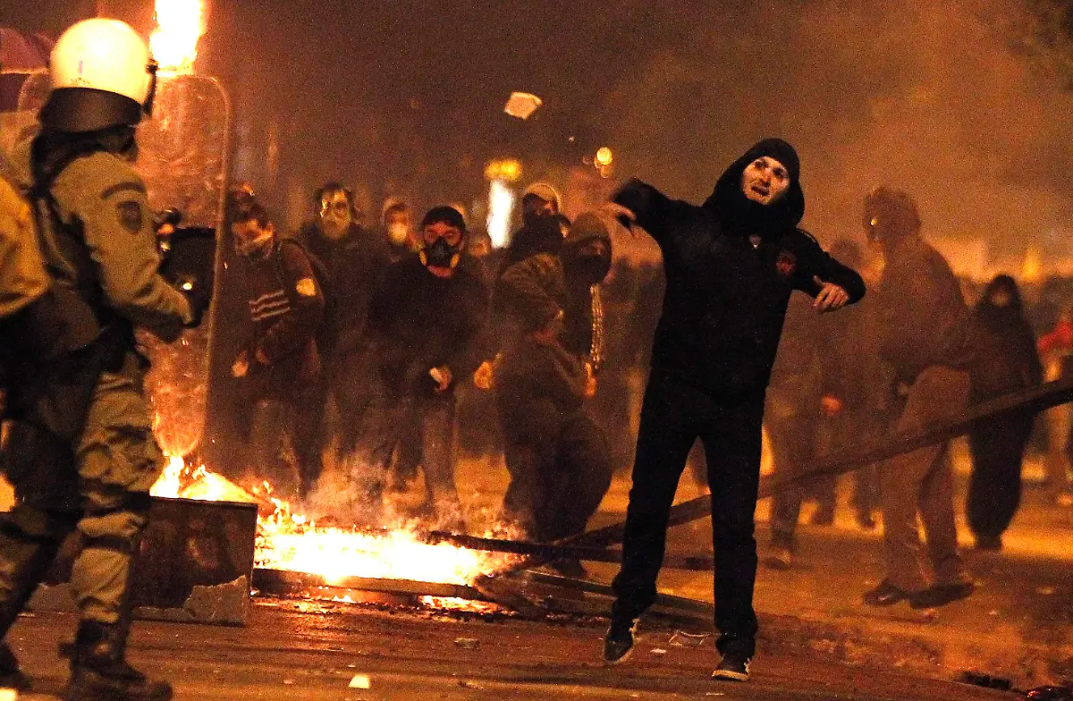 2012-02-13T000721Z-01-YAN19-RTRMDNP-3-GREECE-JPG8775512205036139397