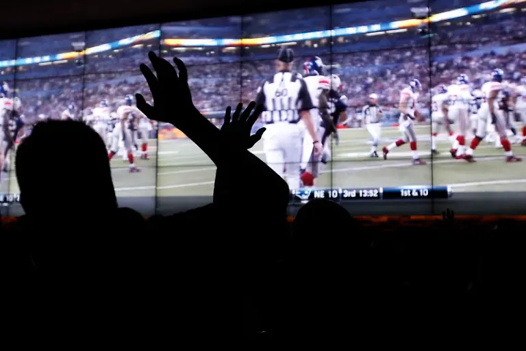 2012-02-06T015645Z-01-JJR108-RTRMDNP-3-NFL-SUPERBOWL-JPG3020206674293642271