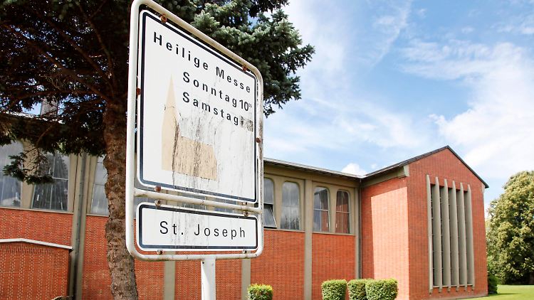 Ein Schild vor der St. Joseph Kirche in Salzgitter lädt ein zur Heiligen Messe.