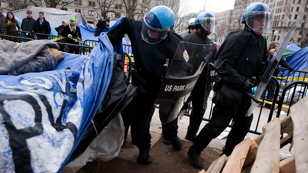 2012-02-04T221647Z-01-WAS702-RTRMDNP-3-USA-PROTEST-WASHINGTON-JPG8354741619148018067