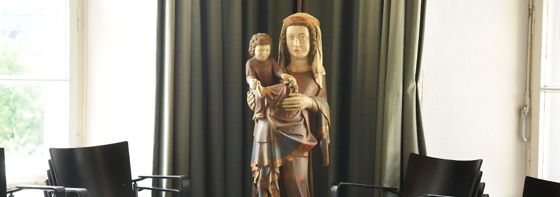Eine geschnitzte Madonna mit Kind steht in einem Raum im Bischöflichen Generalvikariat in Hildesheim während der Pressekonferenz.