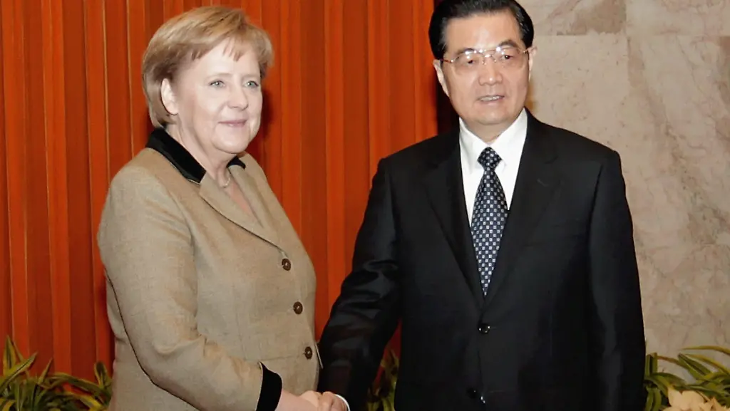 2012-02-03T030213Z-01-SIN203-RTRMDNP-3-CHINA-JPG4875388558292263935