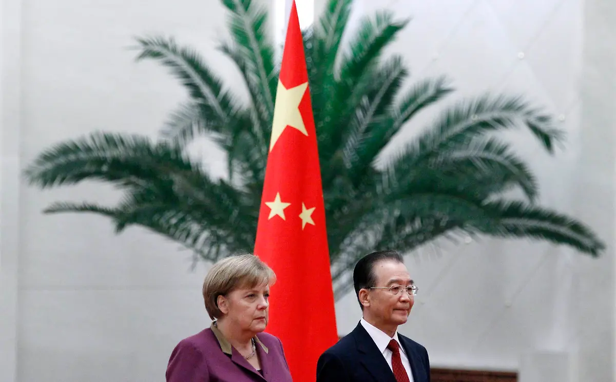 2012-02-02T092858Z-01-CB29-RTRMDNP-3-CHINA-GERMANY-MERKEL-JPG3289618016399223948