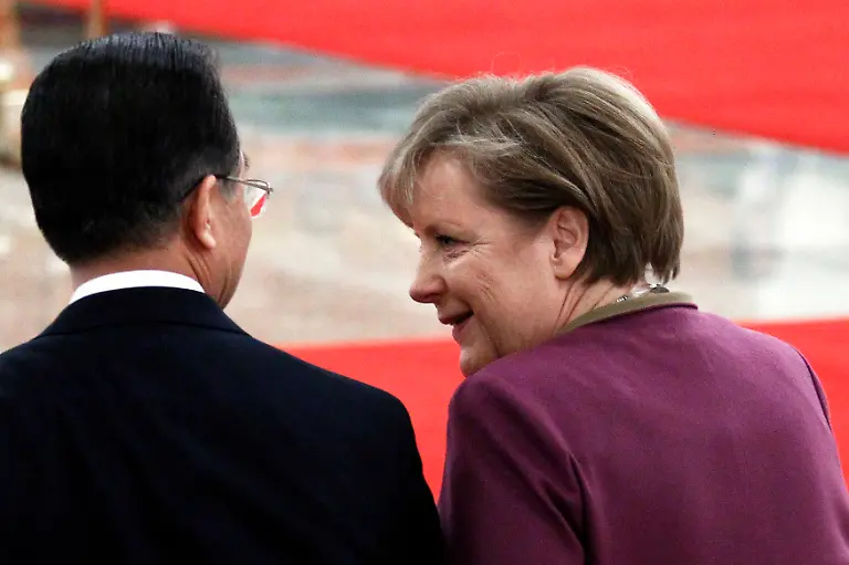 2012-02-02T090233Z-01-CB24-RTRMDNP-3-CHINA-GERMANY-MERKEL-JPG3390139711713494143