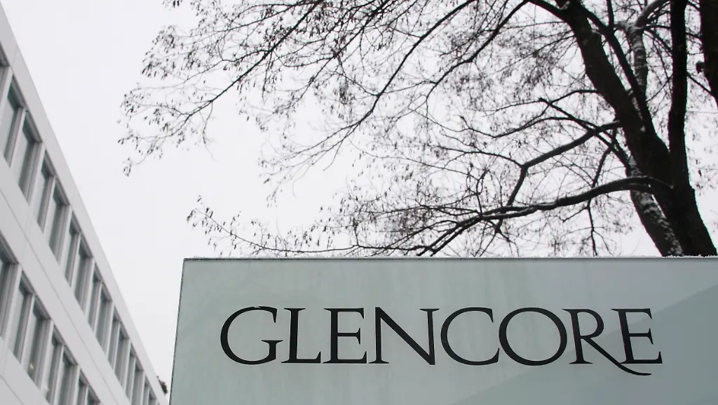 2012-02-02T092422Z-01-CHM01-RTRMDNP-3-GLENCORE-XSTRATA-JPG2357801095318826678