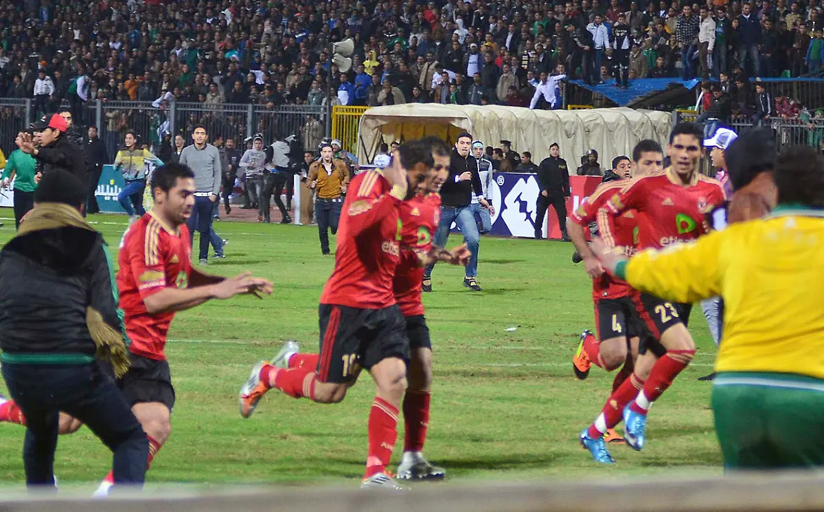 2012-02-01T203943Z-01-CAI107R-RTRMDNP-3-EGYPT-SOCCER-VIOLENCE-JPG5259574684619102970