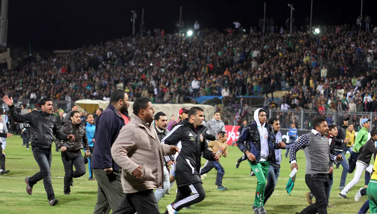 2012-02-01T202521Z-01-SJS05-RTRMDNP-3-EGYPT-SOCCER-VIOLENCE-JPG9149213161135056261
