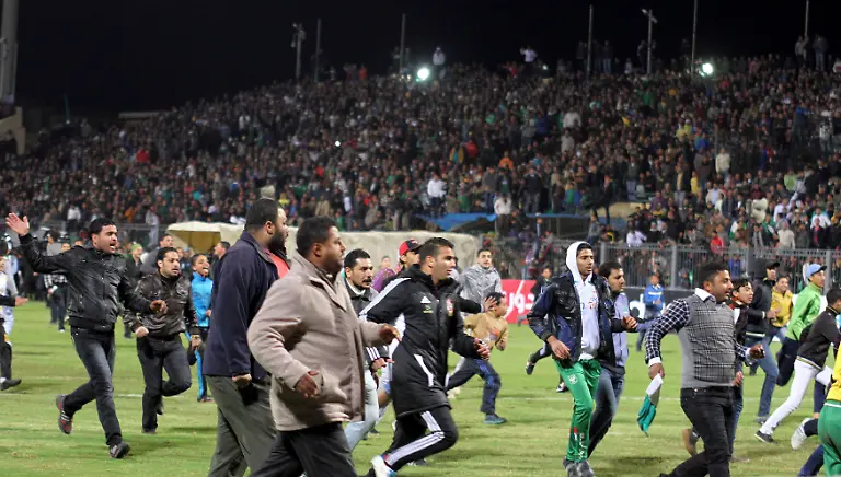 2012-02-01T202521Z-01-SJS05-RTRMDNP-3-EGYPT-SOCCER-VIOLENCE-JPG9149213161135056261