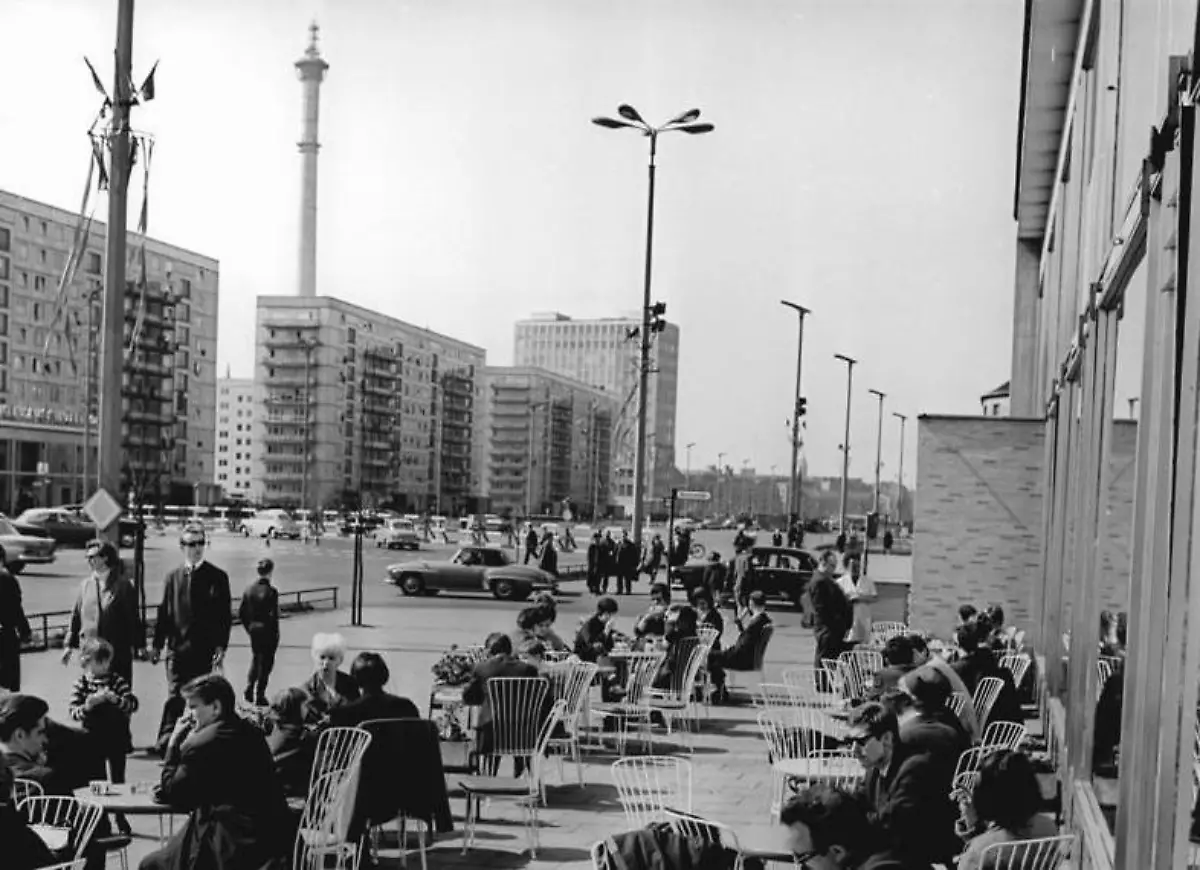Bundesarchiv-Berlin-Karl-Marx-Allee-Milchbar-Terrasse