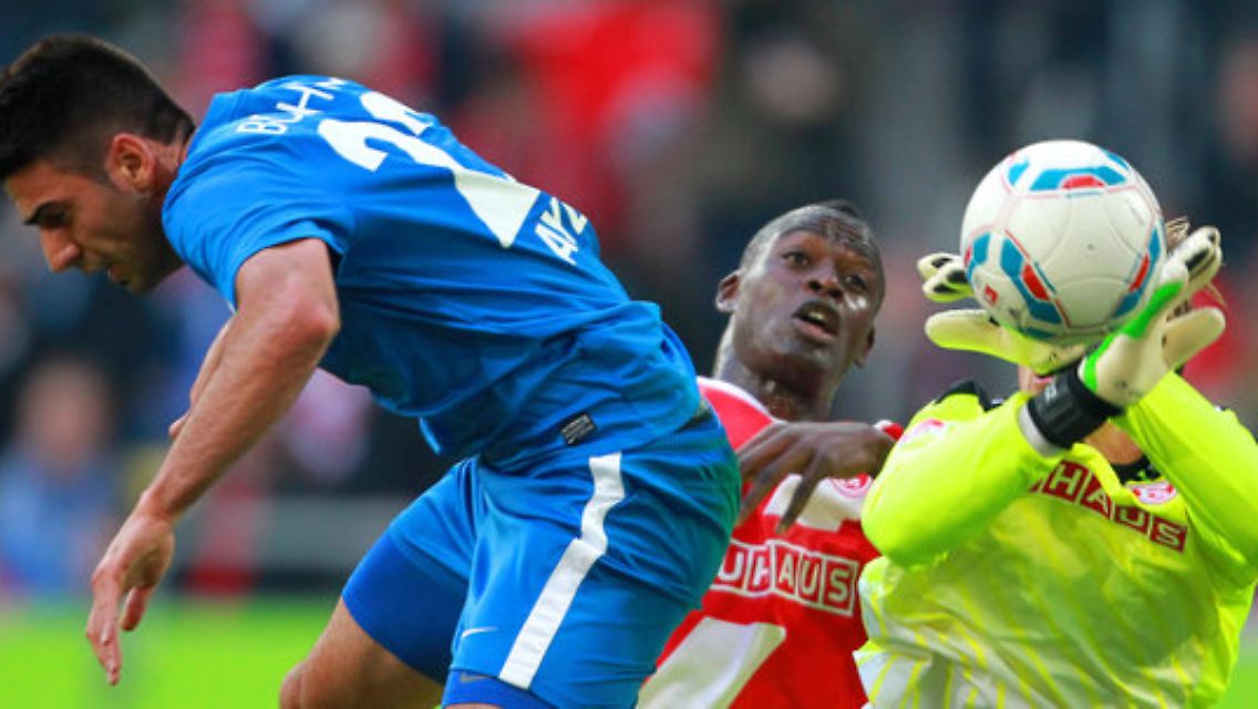 Die Düsseldorfer Michael Ratajczak (r) und Assani Lukimya (M) kämpfen mit dem Bochumer Mirkan Aydin um den Ball.