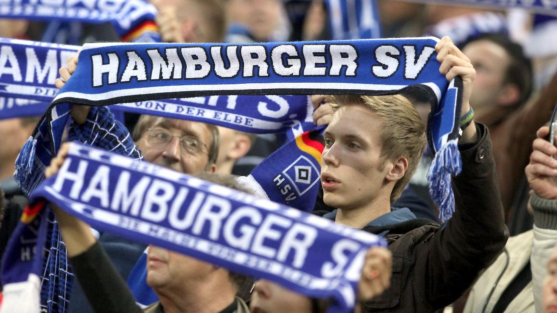 Hoch die Schals: Die Fans des Hamburger SV haben es zurzeit nicht leicht.
