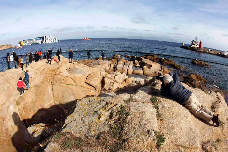 2012-01-22T133654Z-01-GSP11-RTRMDNP-3-ITALY-SHIP-JPG6308292715582998871