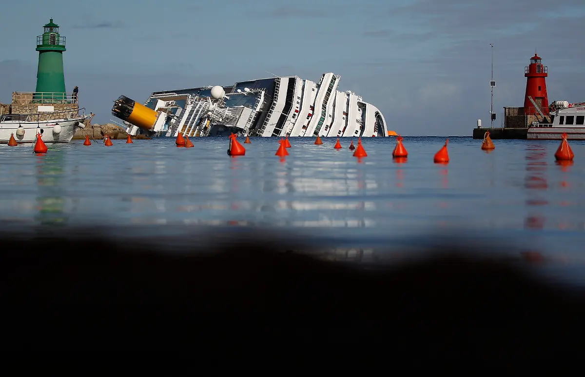 2012-01-23T123519Z-01-TGN107-RTRMDNP-3-ITALY-SHIP-JPG3062545034619001784