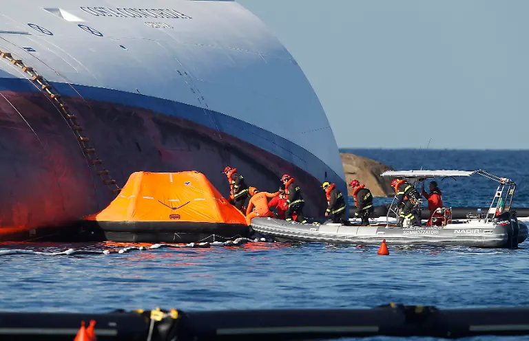 2012-01-24T135533Z-01-TGN106-RTRMDNP-3-ITALY-SHIP-JPG8199674656688036409