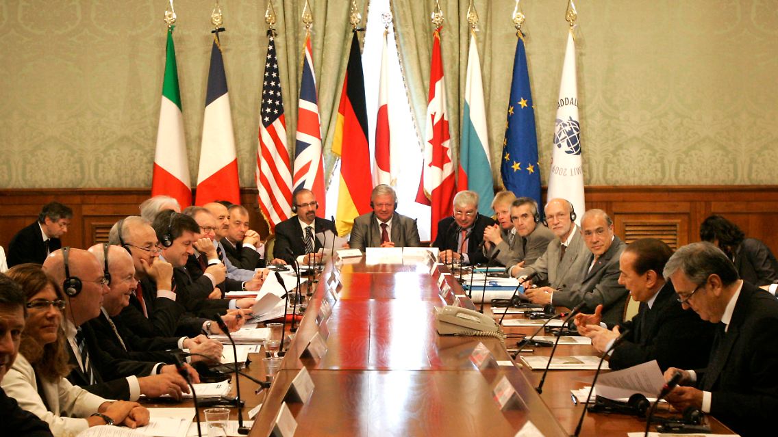 Den Vorsitz der G8 führt derzeit Italien. Ministerpräsident Silio Berlusconi (2.v.r.) während der Debatte.