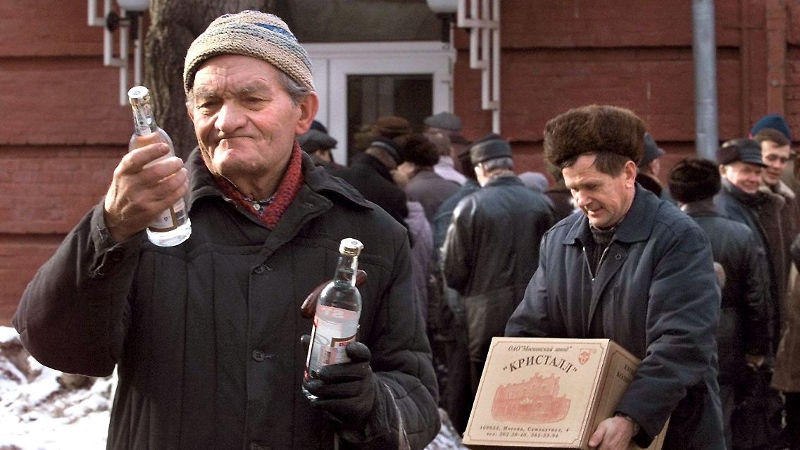 Den Wodka im Blick: Der Spirituosen-Laden der Schnapsbrennerei "Krystal" in Moskau ist gut besucht (Archivfoto vom 17.02.2000).