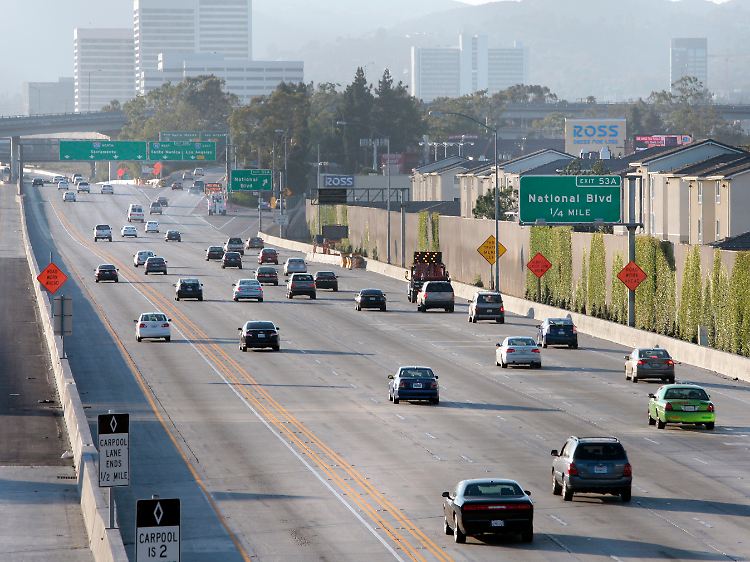 Freie Fahrt auf dem Freeway: Im Sommer wird in den USA traditionell mehr gefahren. Das lässt die Spritnachfrage regelmäßig steigen.