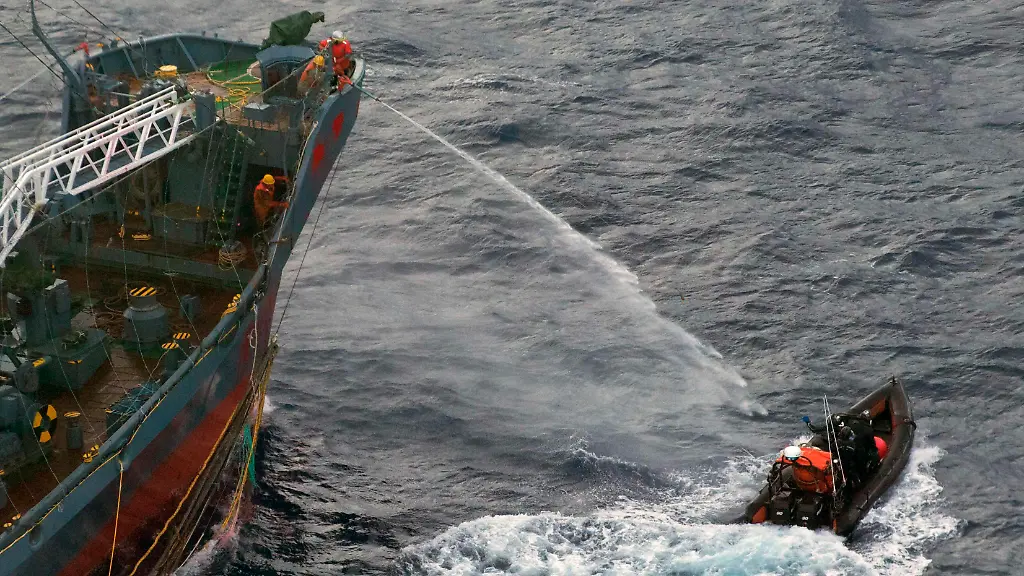 2012-01-18T074607Z-01-TBW01-RTRMDNP-3-AUSTRALIA-JAPAN-WHALING-JPG394646383362594114