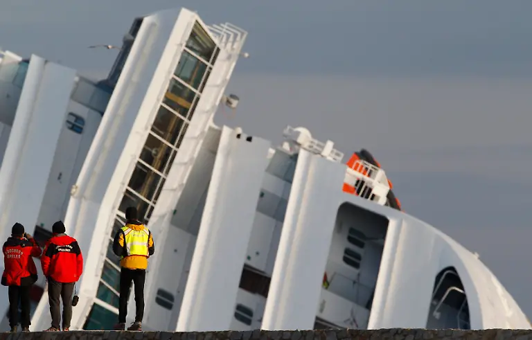 2012-01-18T092910Z-01-MXR08-RTRMDNP-3-ITALY-SHIP-RESCUE-JPG5601812525112567913