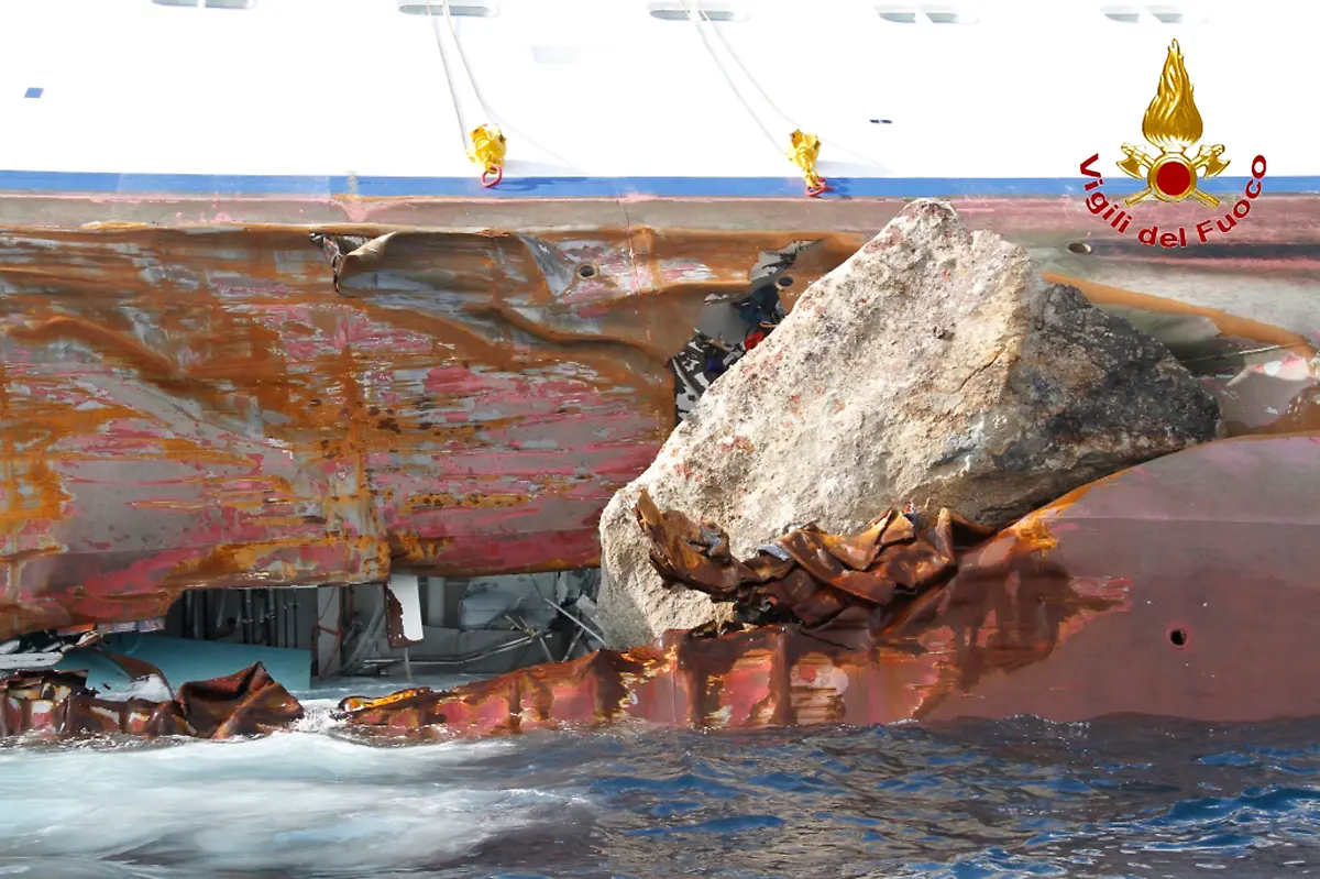 2012-01-17T183456Z-01-ROM303-RTRMDNP-3-ITALY-SHIP-RESCUE-JPG5674870664947245650