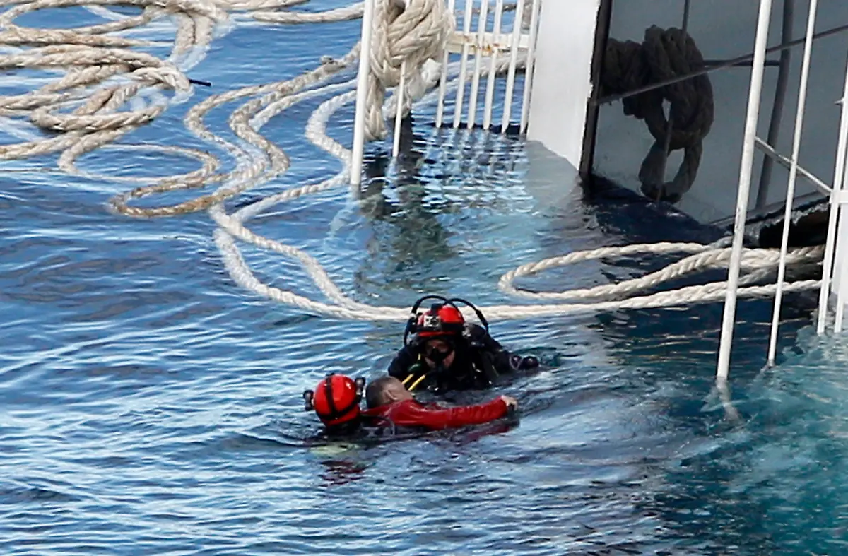 2012-01-17T145904Z-01-SRE118-RTRMDNP-3-ITALY-SHIP-JPG29928038472489963