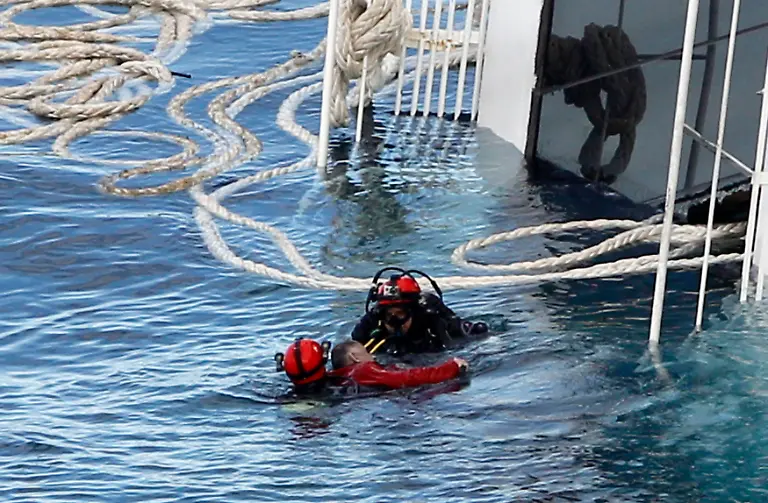 2012-01-17T145904Z-01-SRE118-RTRMDNP-3-ITALY-SHIP-JPG29928038472489963