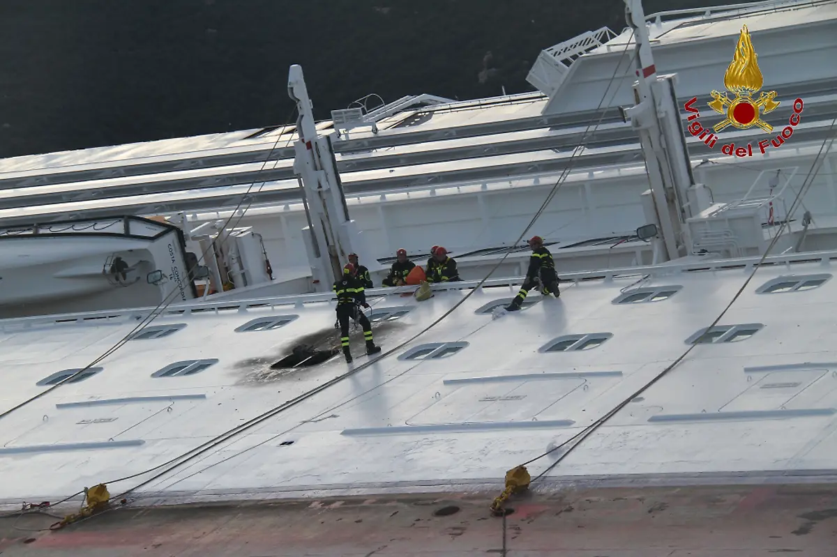 2012-01-17T183129Z-01-ROM302-RTRMDNP-3-ITALY-SHIP-RESCUE-JPG8854694793863652938