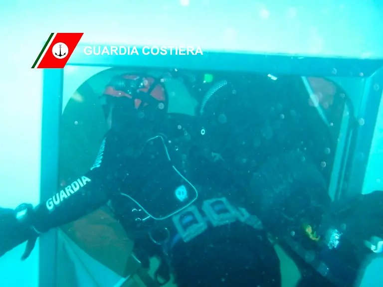 2012-01-16T174158Z-01-SRE125-RTRMDNP-3-ITALY-DISASTER-SHIP-JPG3049846699457323016