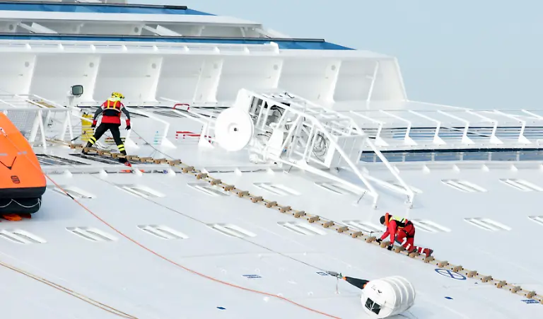 2012-01-15T114625Z-01-SRE303-RTRMDNP-3-ITALY-SHIP-JPG5116658541339440895