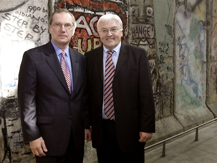 Bundesaußenminister Frank-Walter Steinmeier und der Direktor des "Newseum", Joseph Urschel, stehen in Washington in der "Berlin Gallery".