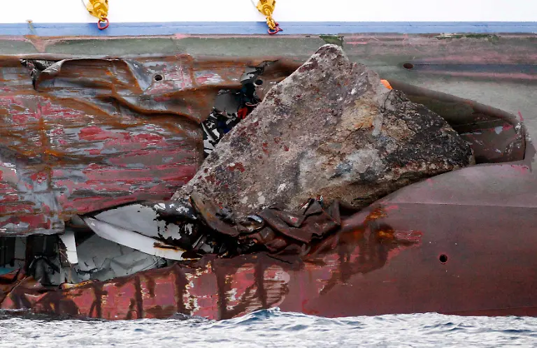 2012-01-15T204651Z-01-MXR07-RTRMDNP-3-ITALY-SHIP-JPG4896575628368006795