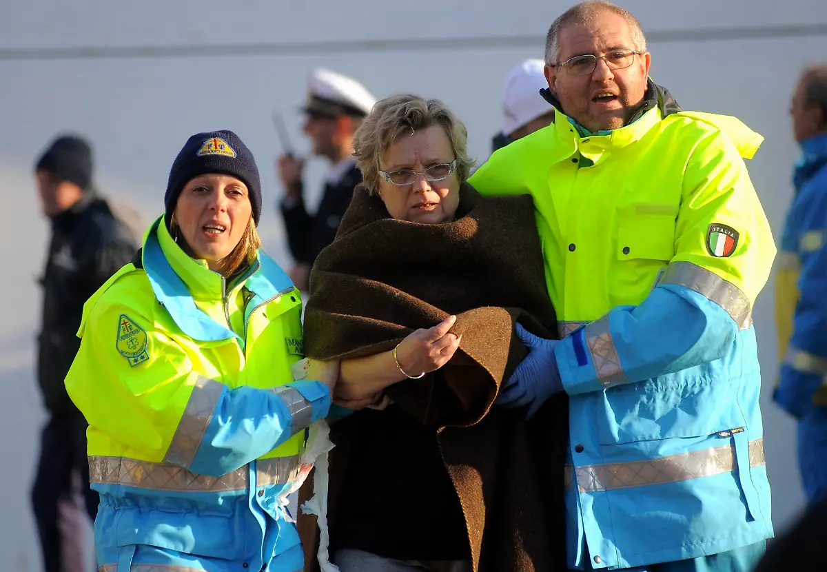 2012-01-14T143339Z-01-SRE120-RTRMDNP-3-ITALY-SHIP-JPG8402469783573546563