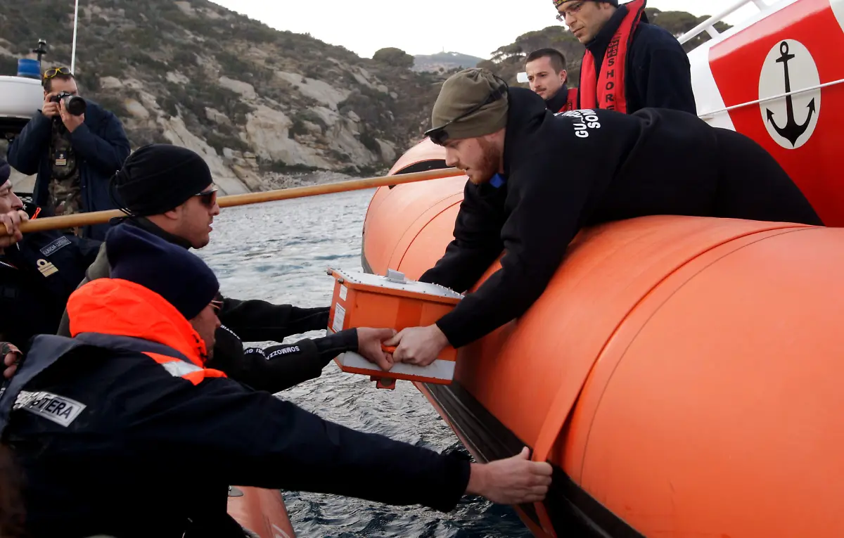 2012-01-14T222810Z-01-SRE159-RTRMDNP-3-ITALY-SHIP-JPG7277793859983959269