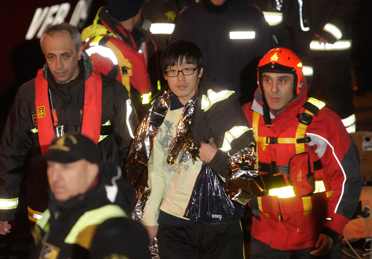 2012-01-15T023333Z-01-MXR12-RTRMDNP-3-ITALY-SHIP-JPG7736897917338215976