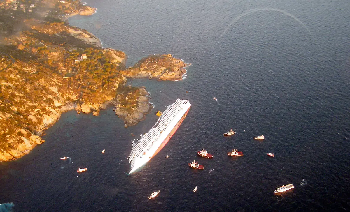 2012-01-14T161843Z-01-SRE156-RTRMDNP-3-ITALY-SHIP-JPG8198595252626577299