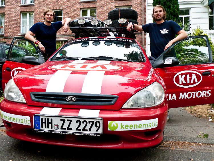 Im Juli 2010 setzten sich Daniel (l) und Sebastian Kaerger in Hamburg ins Auto und fuhren ostwärts