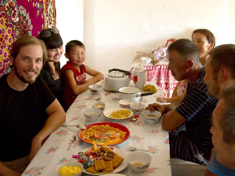 Essens-Abwechslung: Manchmal wurden sie von Einheimischen zum Essen eingeladen.