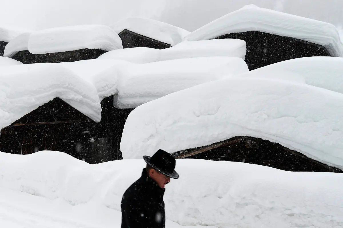 Gut-behuetet-lassen-sich-auch-50-Zentimeter-Neuschnee-aushalten-Sturmtief-Andrea-hat-der-Schweiz-soviel-weisse-Pracht-beschert