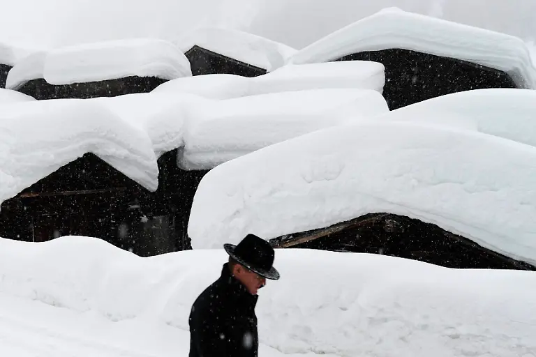Gut-behuetet-lassen-sich-auch-50-Zentimeter-Neuschnee-aushalten-Sturmtief-Andrea-hat-der-Schweiz-soviel-weisse-Pracht-beschert