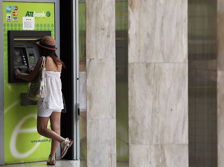 Am Geldautomat in Athen: "Default" heißt für Griechenland wohl umgehend "Bankpleite". Geld für neue Stützungsaktionen gäbe es nicht.