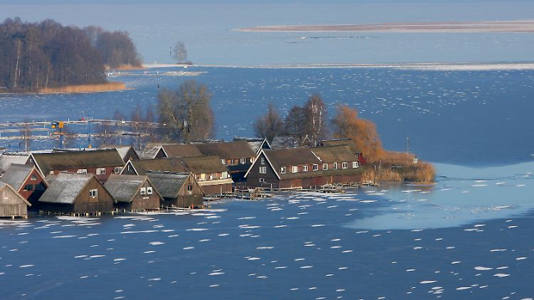 Bootshäuser im Hafen von Röbel an der Müritz