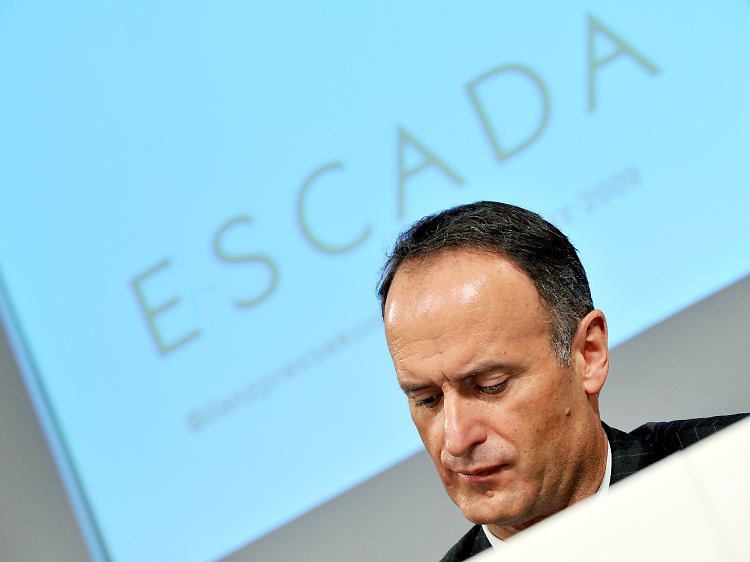 Bei der Bilanzpressekonferenz im März 2009 schlägt Escada-Chef Bruno Sälzer die Augen nieder.