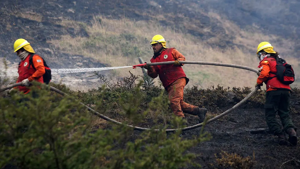 2011-12-30T202105Z-01-STG105-RTRMDNP-3-CHILE-FIRE-JPG3916596850676216745