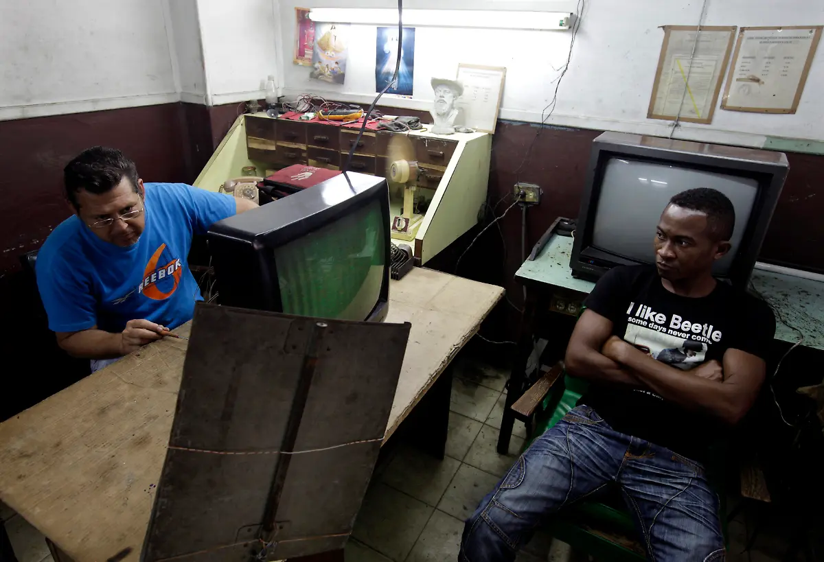 2011-12-27T174133Z-01-EOC01-RTRMDNP-3-CUBA-REFORM-JPG4780709627606393164