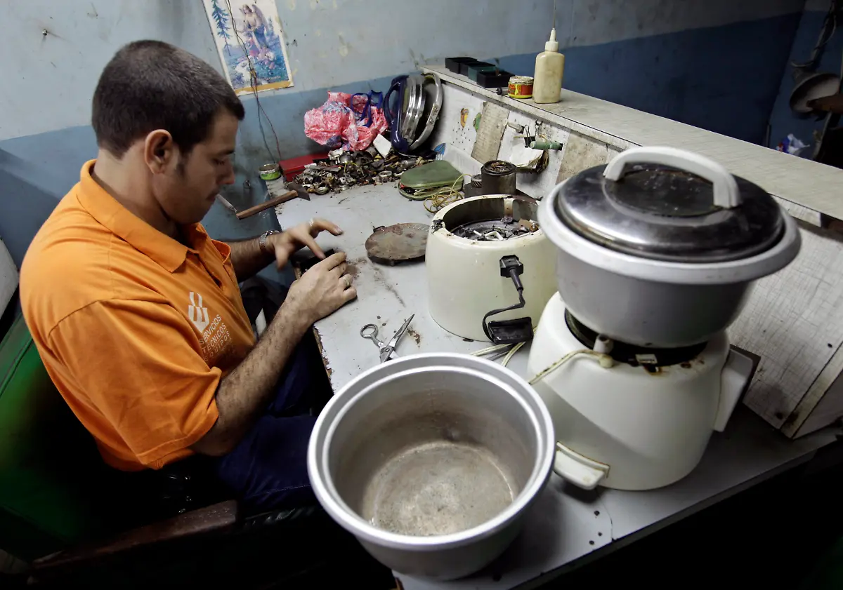 2011-12-27T174408Z-01-EOC04-RTRMDNP-3-CUBA-REFORM-JPG7972879807748843171