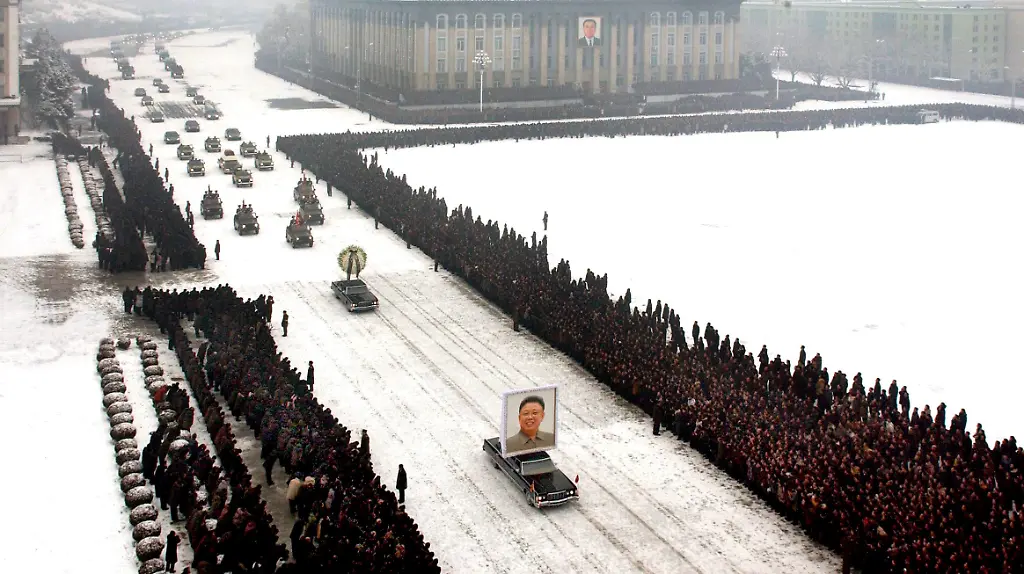 2011-12-28T141903Z-01-PYO02-RTRMDNP-3-KOREA-NORTH-FUNERAL-JPG4884416169933698446