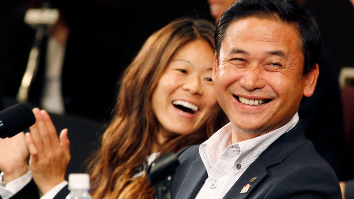 Bester Laune: Starspielerin Homare Sawa und Trainer Norio Sasaki.