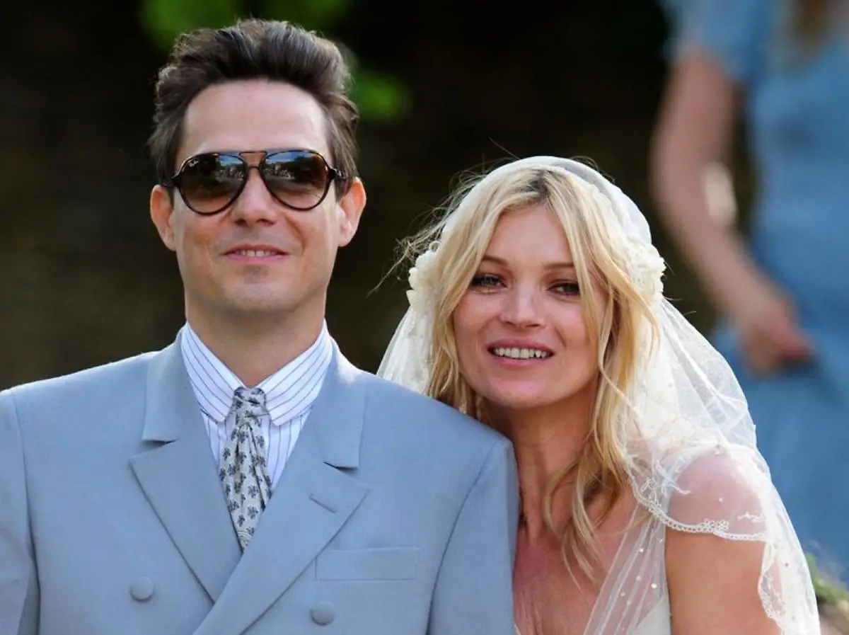 Kate-Moss-und-Jamie-Hince-nach-ihrer-kirchlichen-Trauung-am-01-07-2011-vor-der-St-Peter-s-Church-in-Southrop-Grossbritannien